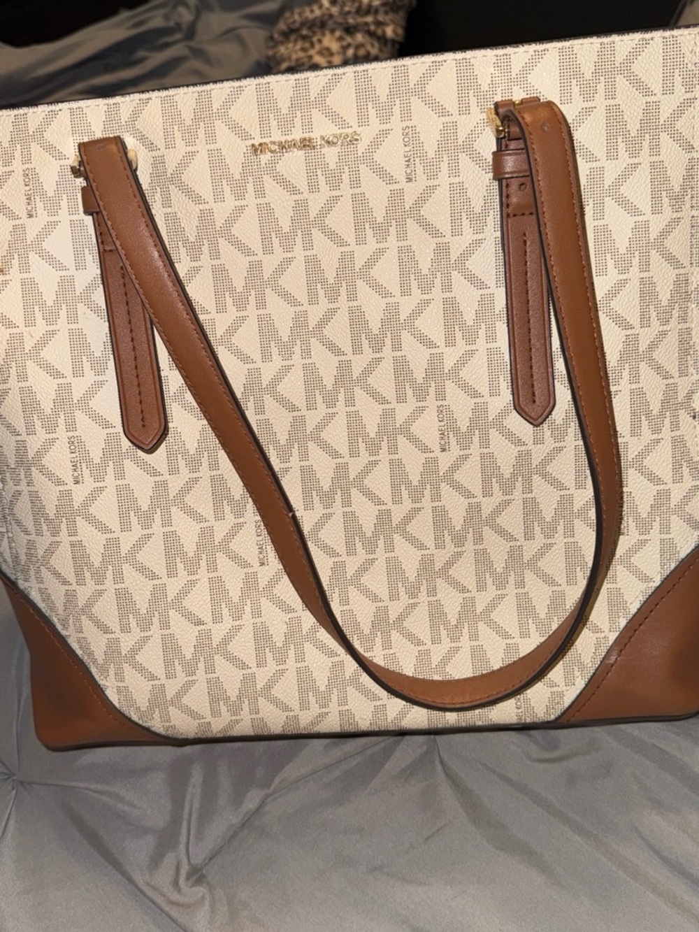 Michael Kors Cream Monogram Shoulder Bag with Gold Logo - Picture 4 of 4